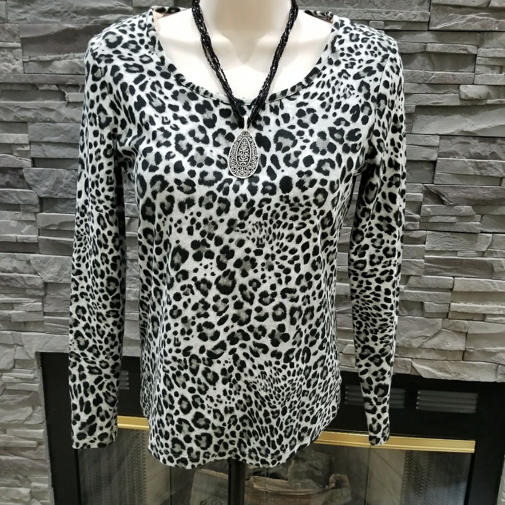 🎃 Jones New York leopard print tee